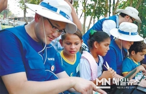 삼성전자 임직원 해외봉사단원들이 브라질 마나우스 투페로 마을 어린이들을 대상으로 IT 교육을 실시하고 있다. (사진=삼성전자)