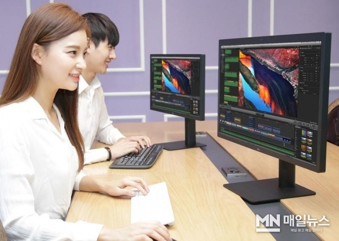 LG전자가 지난 2017년 맥북 프로와 맥북 사용자를 위한 27인치 'LG 울트라파인 5K 모니터(사진 오른쪽)'를 출시했다. LG전자는 21.5인치에 4K해상도를 갖춘 'LG 울트라파인 4K 모니터(사진 왼쪽)'도 함께 선보였다. (사진=LG전자)