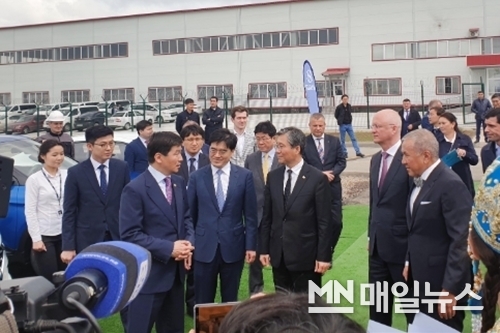 지난달 21일 카자흐스탄 알마티시 알가바스산업지구에서 열린 '카자스흐탄 현대자동차 조립공장 기공식'에서 공영운 현대차 사장과 로만 스클야르 산업인프라개발부 장관 등이 현장을 둘러보고 있다. (사진=산업통상자원부)