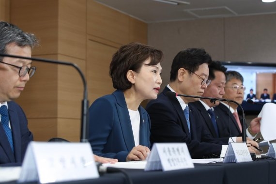 김현미 국토교통부 장관(왼쪽에서 두번째)이 7일 정부서울청사에서 열린 '수도권 주택 30만가구 공급방안' 브리핑에서 3기 신도시 3차지구를 발표하고 있다. (사진=국토부)