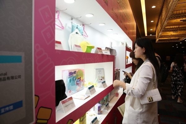 지난 10일 베이징에서 열린 ‘2019 중국 엔젤산업 대전’에서 현지 소비자가 전시 중인 국내 참가기업 샘플을 살펴보고 있다. (사진=코트라)