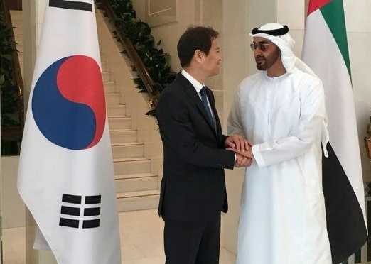 임종석 대통령 비서실장이 지난 2017년 12월 아랍에미리트연합(UAE) 수도 아부다비의 대통령궁에서 무함마 드 빈 자이드 알나흐얀 UAE 왕세제와 만나 악수하고 있다. (사진=청와대 )