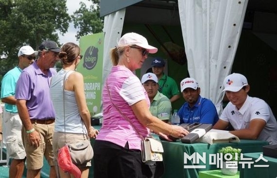 지난해 CJ제일제당 비비고가 후원하는 노던 트러스트 PGA 대회장 내 비비고 부스에서 PGA 선수들의 사인회가 열렸다. 당시 '비비고 미니완탕'과 '비비고 고추장' 등 제품 샘플링도 함께 진행해 부스 앞은 갤러리들로 붐볐다. (사진=CJ제일제당)