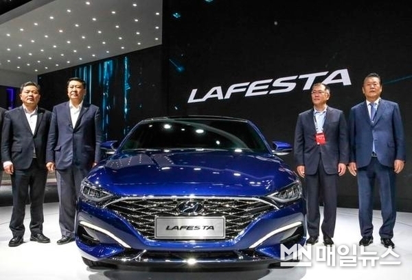 지난해 베이징 모터쇼에서 공개한 현대차 라페스타를 배경으로 정의선 현대차그룹 총괄 수석부회장(왼쪽에서 세번째)을 비롯한 회사 관계자들이 기념촬영하고 있다. (사진=현대차)