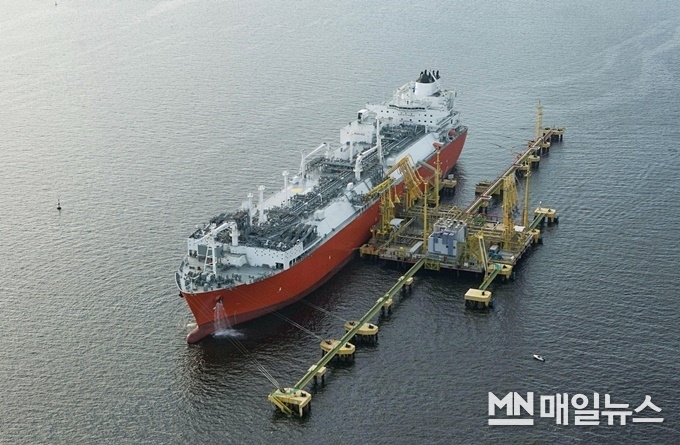 대우조선해양이 건조한 LNG-FSRU(부유식 LNG 저장·재기화설비)가 해상에서 천연가스를 공급하고 있다. (사진=대우조선해양)<br>
