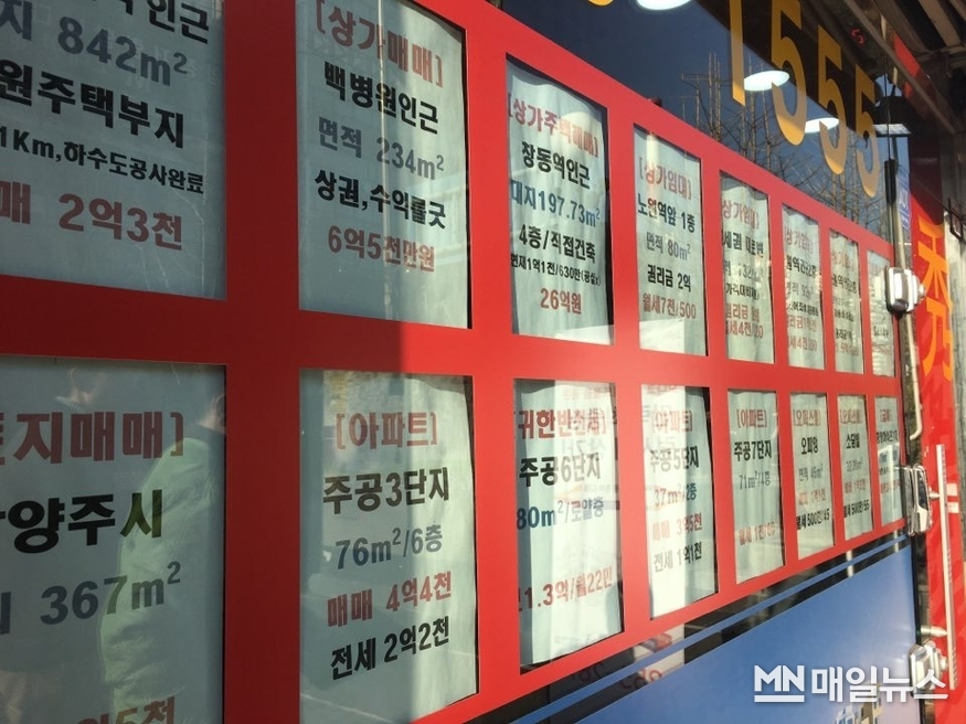 서울 강남의 한 공인중개사에 매물 전단이 붙어있다. (사진=백승재 기자)