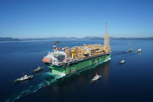 삼성중공업이 건조한 세계 최대 부유식 원유 생산·저장·하역설비(FPSO) ‘에지나 FPSO’가 거제조선소에서 나이지리아로 출항했다. (사진=삼성중공업)