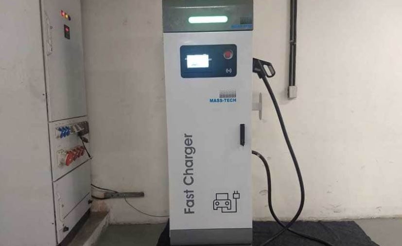 인디언 오일(IOC)이 주유소에 설치한 50kW DC 급속 충전기. (사진=IOC)