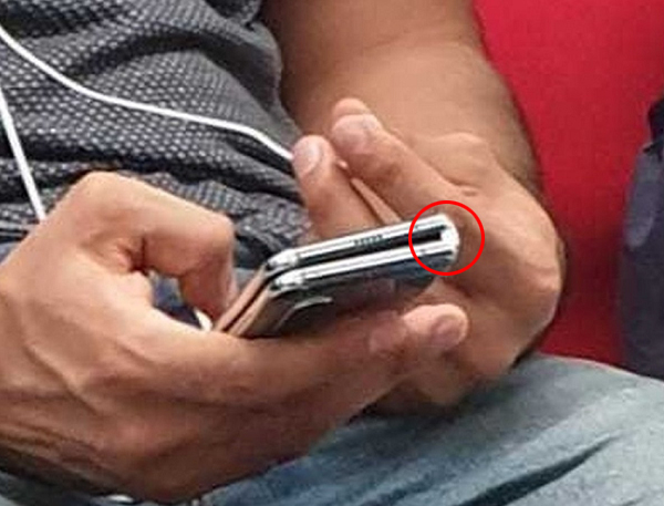 한 남성이 인도 뉴델리 지하철에서 갤럭시 폴드를 사용하고 있는 모습. (사진=샘모바일)