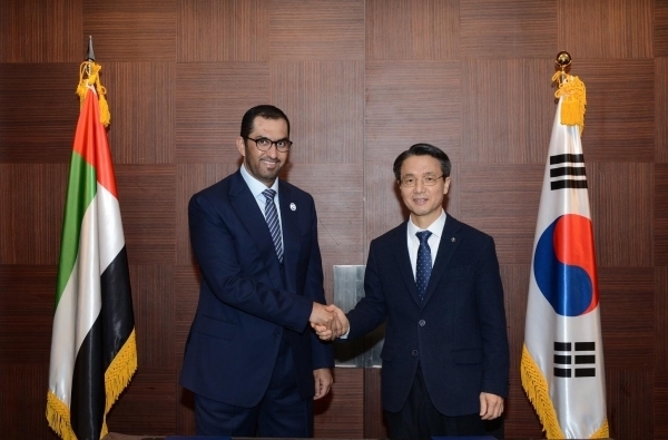 한국가스공사 김영두 사장 직무대리(오른쪽)와 ADNOC 술탄 아메드 알 자베르(H.E Sultan Ahmed Al Jaber, UAE 국무장관 겸임) 총재가 지난 2월 양해각서를 체결했다. (사진=가스공사)