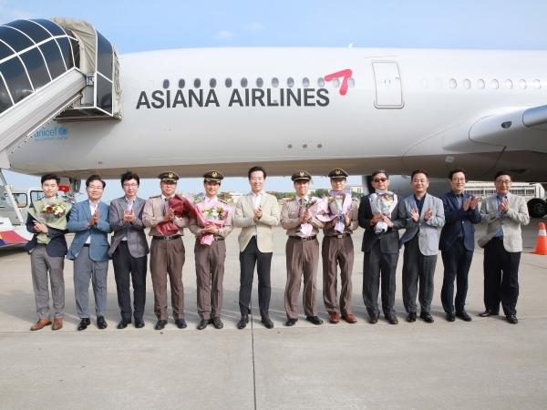 지난 6월 19일 오후 인천국제공항에서 한창수 사장(왼쪽 여섯번째)을 비롯한 임직원들이 참석한 가운데 안전과 번영을 기념하는 A350 9호기 도입식 행사를 실시했다. (사진=아시아나항공)