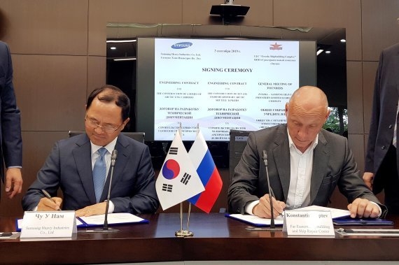 남준우 삼성중공업 사장(왼쪽)과 즈베즈다 조선소 모(母) 기업인 로즈네프트의 콘스탄틴 랍테프 경영임원이 Arctic LNG2 쇄빙 LNG운반선에 대한 설계 계약을 체결하고 기념 사진을 찍고 있다. (사진=삼성중공업) 