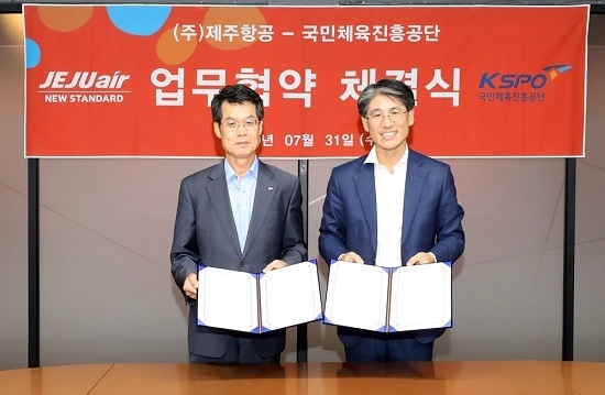 제주항공은 지난 7월 31일 오후 서울 강서구 제주항공 회의실에서 김재천 제주항공 경영본부장(오른쪽)과 김갑수 국민체육진흥공단 전무이사 등이 참석한 가운데 체력검정에 관한 업무협약을 체결했다. (사진=제주항공)