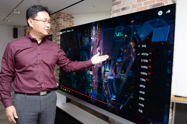 LG전자의 8K TV를 활용해 유튜브 영상을 재생하는 모습. (사진=LG전자)