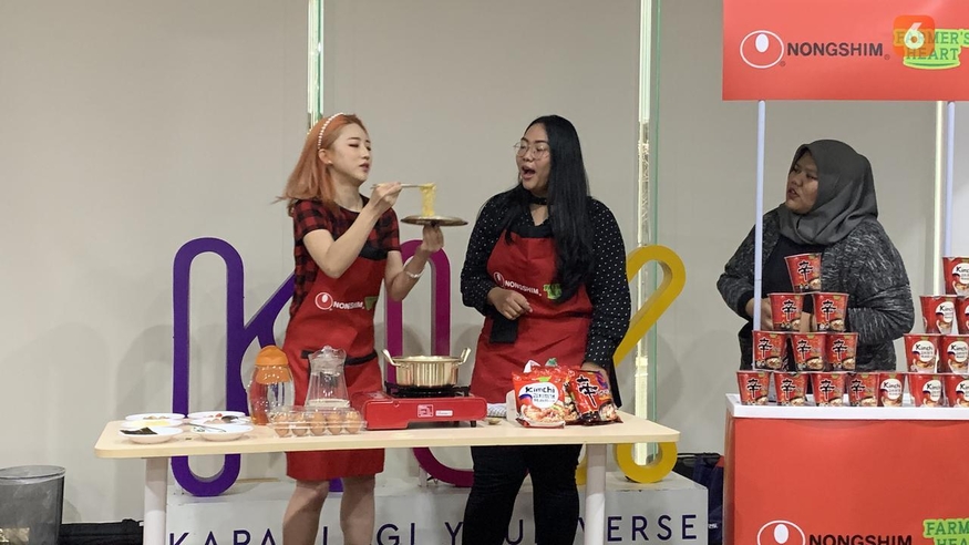 농심이 인도네시아 자카르타서 유튜버 한유라와 함꼐 라면 시연회를 개최했다. (사진=Liputan6닷컴)