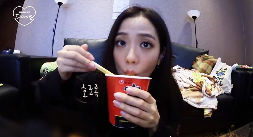 블랙핑크 멤버인 지수가 신라면을 먹고 있는 모습. (사진=블랙핑크 다이어리 캡처)