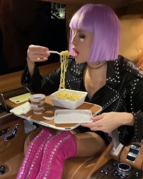 러시아 최고 셀럽 모델 엘레나 페르미노바가 차안에서 팔도 도시락 라면을 먹는 영상을 올려 화제가 됐다. (사진=엘레나 페르미노바 인스타그램)