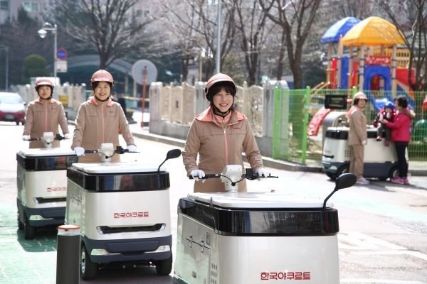 이른바 '야쿠르트 아줌마'들이 이동형 냉장카트 ‘코코(Cold&Cool)’를 운전하고 있다. (사진=한국야쿠르트)