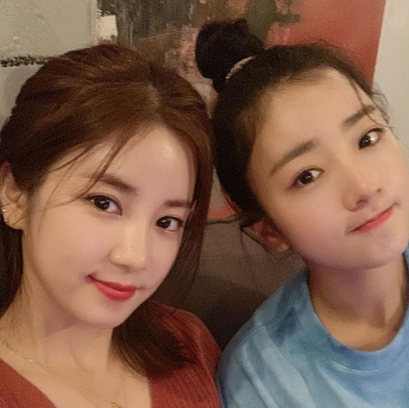 에이핑크 멤버 윤보미와 박초롱이 KBS 2TV 원조 여행 설계 예능 ‘배틀트립’울 통해 크로아티아를 소개한다. (사진=윤보미 인스타그램)