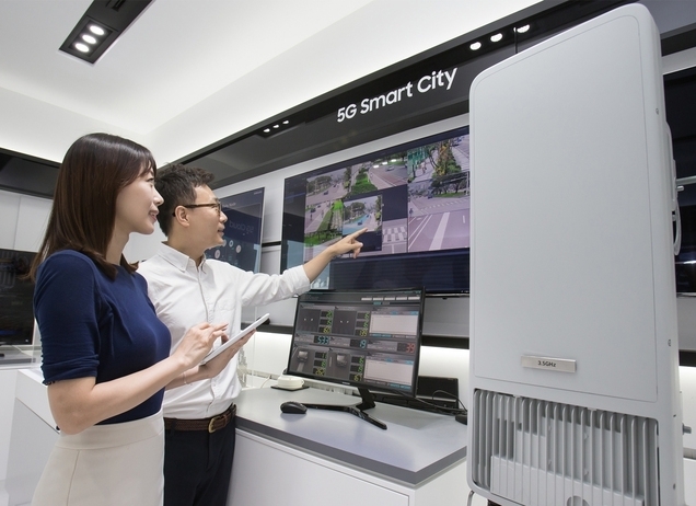 삼성전자 직원이 5G 통신과 도시 인프라를 접목해 교통안전, 치안 등 다양한 서비스에 활용하는 스마트 시티 구현 가능성을 보여주는 '5G 커넥티비티 노드'를 시연하는 모습. (사진=삼성전자)