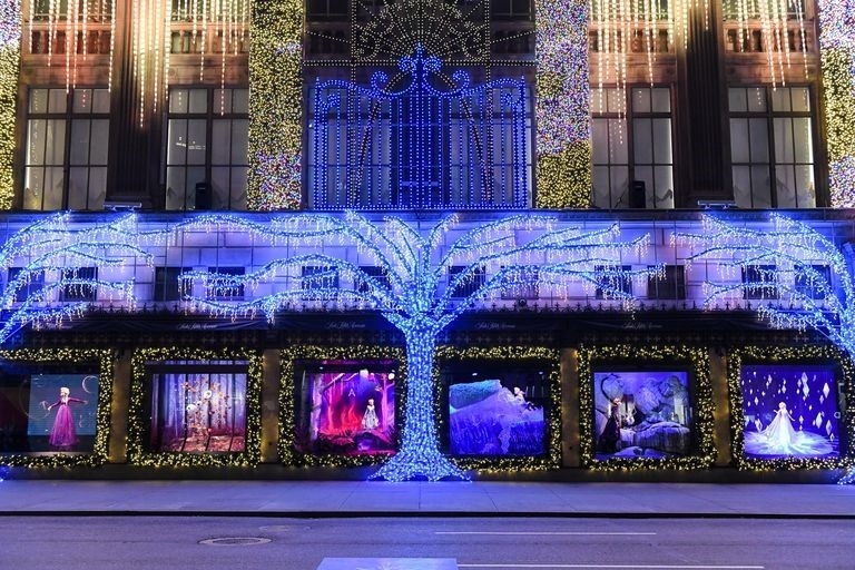 삭스 피프스 에비뉴(Saks Fifth Avenue) 백화점이 애니메이션 '겨울왕국2' 트리를 선보였다.. (사진=라오동닷컴)