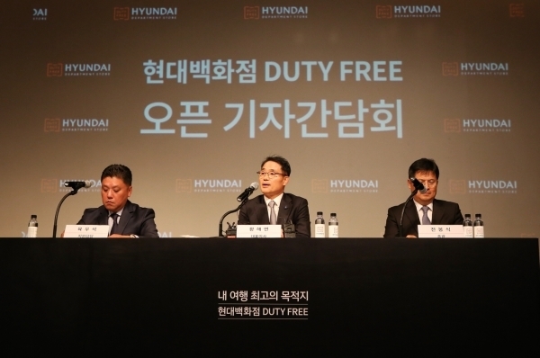 현대백화점그룹은 지난해 10월 31일 서울 삼성동 현대백화점 무역센터점에서 육우석 현대백화점면세점 지원담당(왼쪽)과 황해연 현대백화점면세점 대표이사(가운데), 전봉식 현대백화점면세점 총괄담당이 면세사업에 대해 설명하고 있다. (사진=현대백화점그룹)