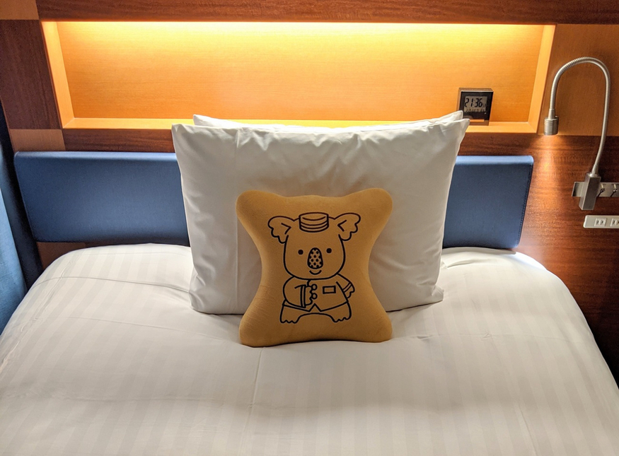 롯데시티호텔 도쿄 객실에 비치된 마스코트 코알라를 담은 쿠션.