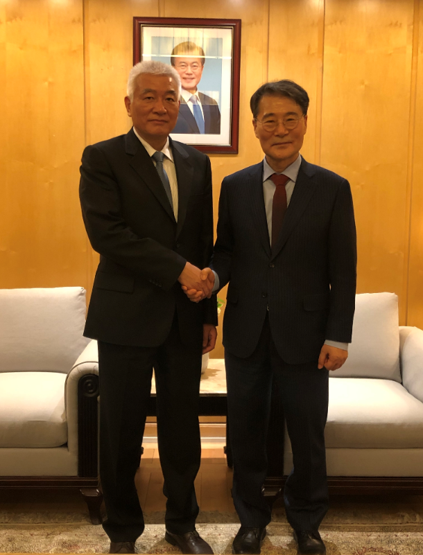 지난달 17일 왕즈강 중국 과학기술부 부장과 면담을 가진 장하성 주중대사(왼쪽). (사진=주중국대한민국대사관)