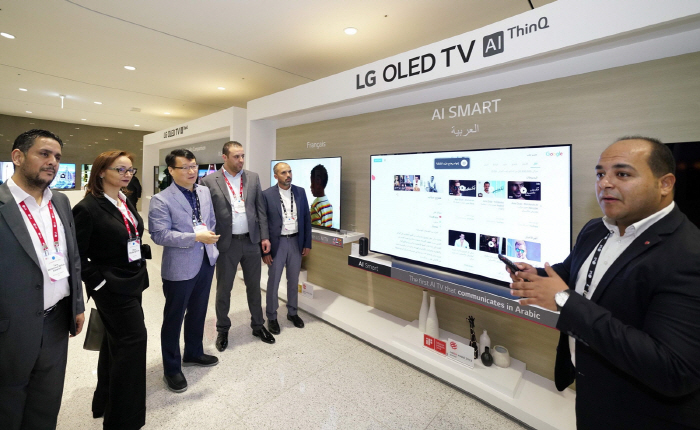 LG 이노페스트 참가자들이 작년 4월 9~11일 올레드 TV 등 프리미엄 가전을 체험하고 있다. (사진= LG전자)