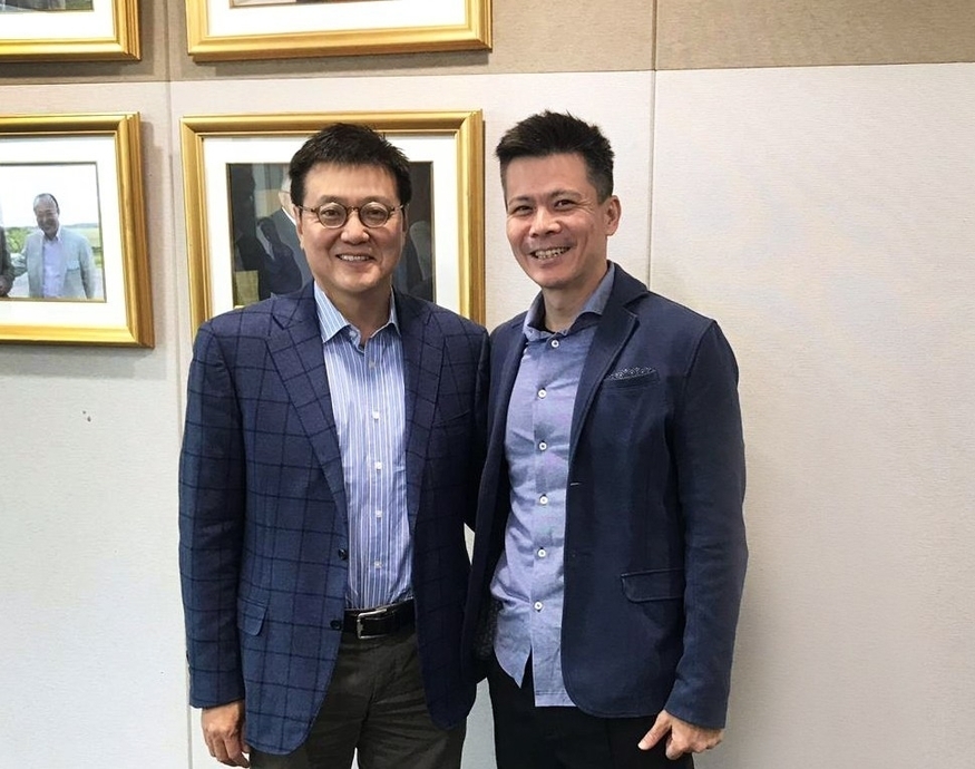 김용현 한화자산운용 대표(왼쪽)와 대니 토 ICHX 테크 최고경영자가 지난달 투자 계약을 체결한 뒤 기념촬영을 하는 모습. (사진=ICHX)