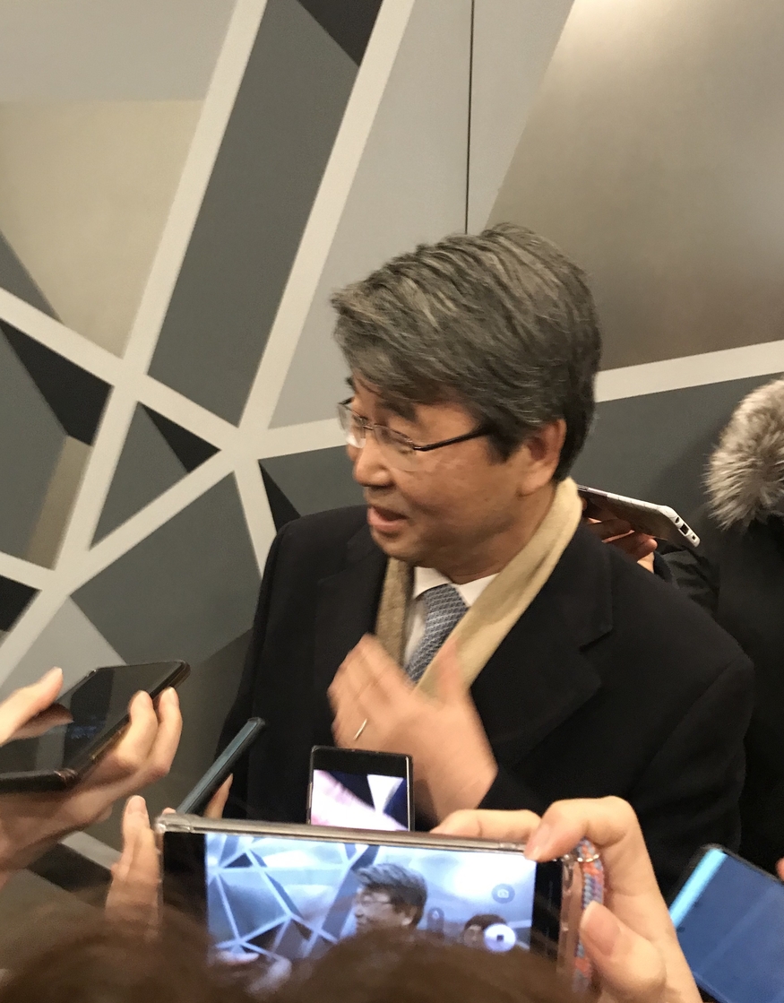 대법관 출신 김지형 삼성 준법감시위원회 위원장이 5일 오후 9시40분 첫 회의를 마친 후 기자들과 만나 질문에 답하고 있다. (사진=오소영 기자)