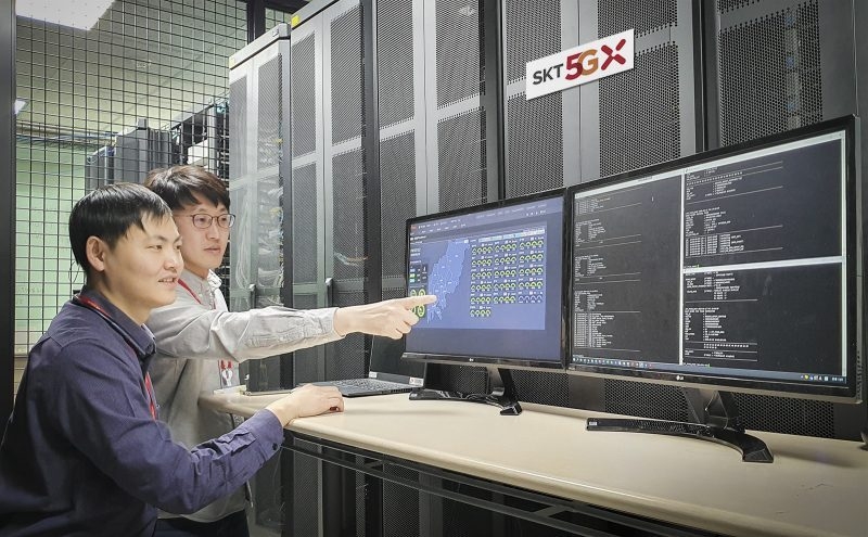 SKT 연구원들이 5G SA 통신 테스트를 진행하고 있는 모습. (사진=SKT)