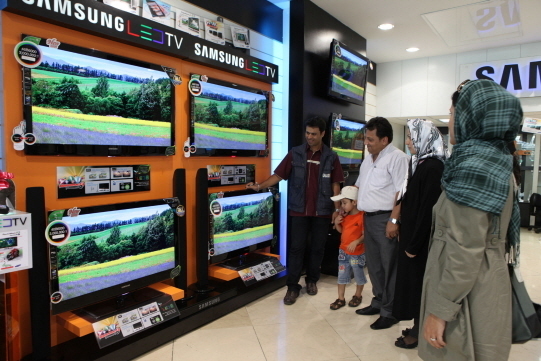 삼성전자 이란 매장에서 고객들이 LED TV를 관심있게 살펴보고 있다. (사진=삼성전자)