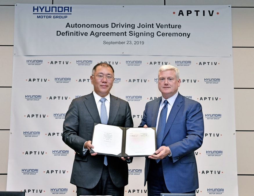 현대차가 지난해 9월 23일 미국 뉴욕에서 앱티브(APTIV)와 합작법인(JV)을 설립을 위한 계약을 체결했다. 정의선 현대차 수석부회장(왼쪽)과 케빈 클락 앱티브 CEO가 계약을 체결한 뒤 기념촬영을 하고 있다. (사진=현대차)