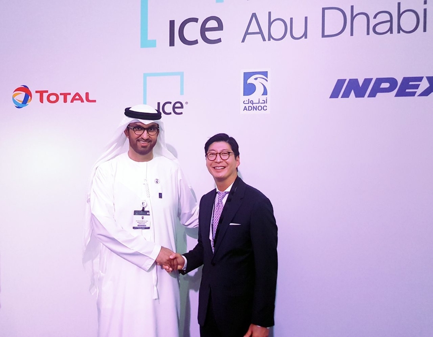 ADNOC 술탄 아흐메드 알 자베르 CEO(왼쪽)과 GS칼텍스 허세홍 대표이사 사장이 작년 11월 11일 아부다비 선물거래소 설립 제휴 계약을 맺고 악수를 하고 있다. (사진=GS칼텍스)