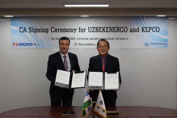 한국전력은 지난 2017년 11월 21일 한전 서울본부에서 우즈베키스탄 국영전력공사(UZBEKENERGO)와 우즈벡의 전력 설비 현대화를 위한 사업혁력 약정(CA)를 체결했다. (사진=한전)