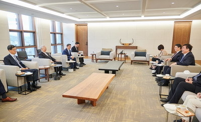 손경식 CJ그룹 회장이 지난 8일(현지시간) 싱하이밍 주한중국대사를 만나 한중교류를 다짐했다. 왼쪽 가운데가 손경식 CJ그룹 회장. (사진=주한중국대사관)