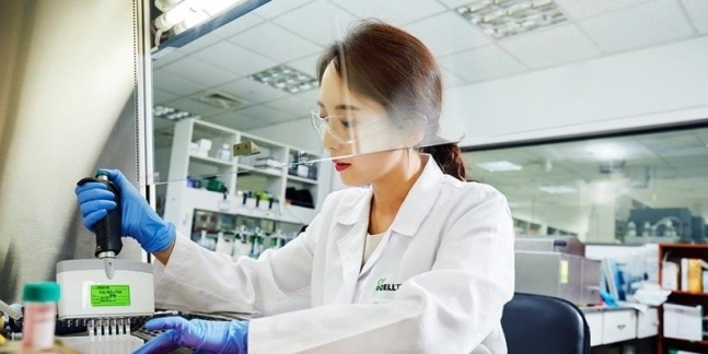 셀트리온 연구진이 실험실에서 코로나19 항체 치료제 개발을 위한 항체 결합력 시험에 몰두하는 모습. (사진=셀트리온)