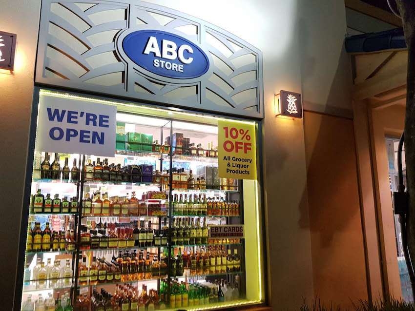 미국 대표 마트인 ABC스토어에 진열된 진로 소주(사진 오른쪽 하단).