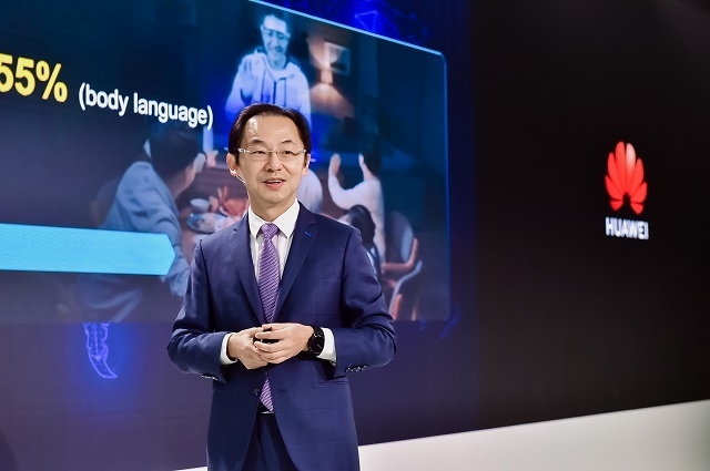라이언 딩(Ryan Ding) 화웨이 이사회 임원 겸 통신네트워크 비즈니스 그룹 사장이 올해 2월 영국 런던에서 열린 화웨이 5G 제품∙솔루션 설명회에서 기조연설을 하는 모습. (사진=화웨이)