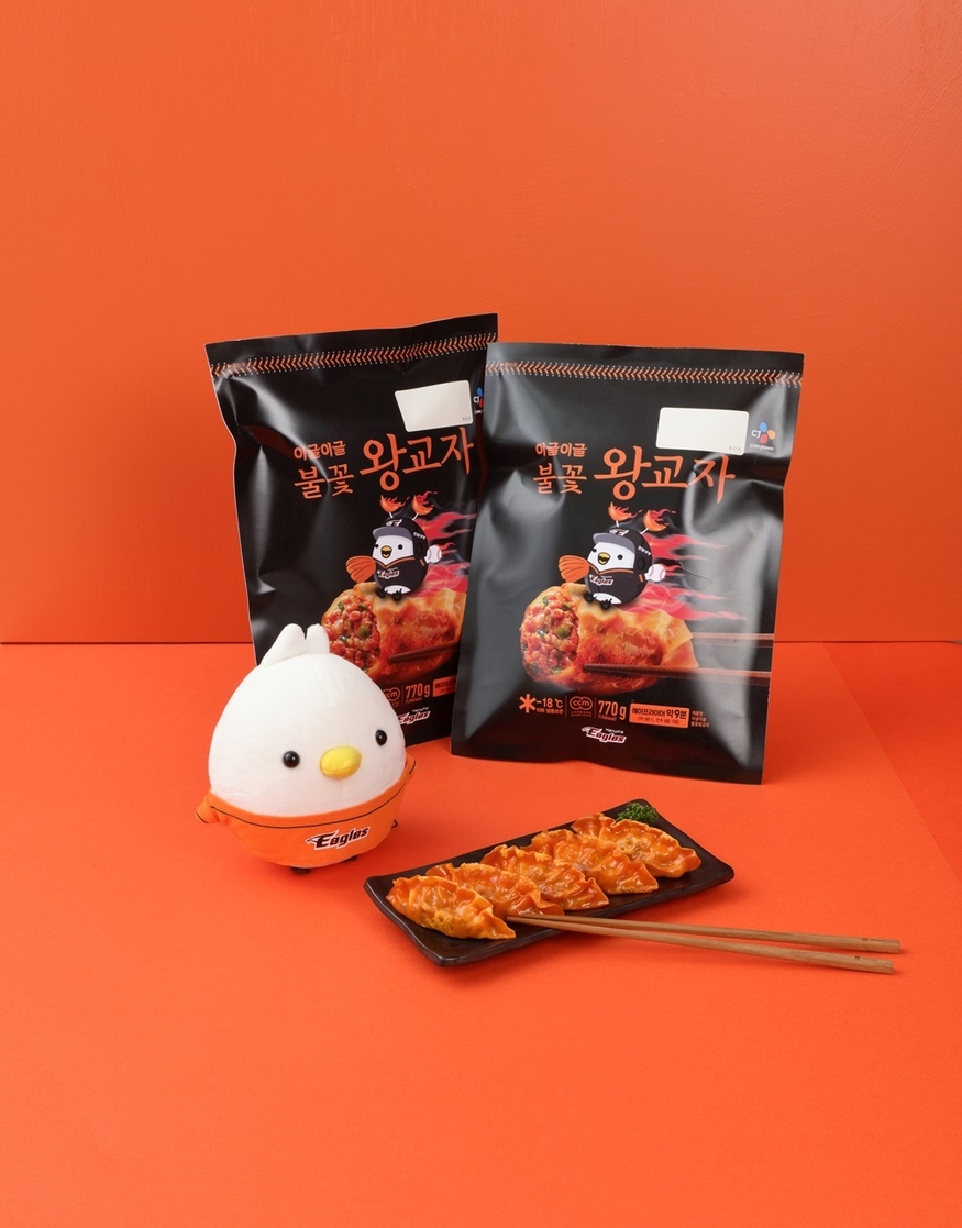 CJ제일제당이 프로야구 한화 이글스와 함께 시즌 한정판 콜라보레이션 제품인 '이글이글 불꽃왕교자'를 출시했다. (사진=CJ제일제당)