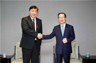 지난 22일 금춘수 한화그룹 부회장(오른쪽)은 싱하이 밍 주한 중국대사와 만나 한중간 경제협력 방안을 논의했다. (사진=中 외교부)