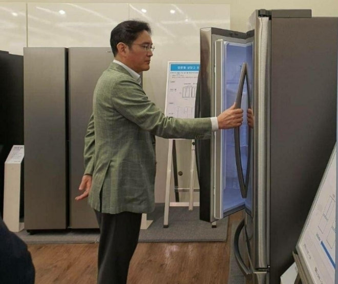 이재용 삼성전자 부회장(사진)이 지난달 23일 경기도 수원에 있는 생활가전사업부를 찾아 냉장고를 살펴보고 있다. (사진=삼성전자)