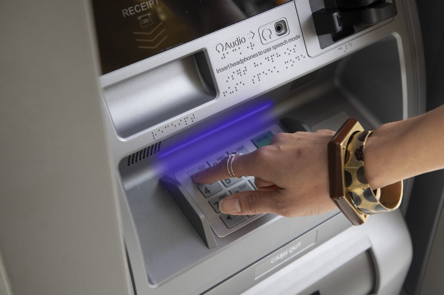 바이올렛 블루 LED 살균 조명이 설치된 효성 ATM 기기. (사진=노틸러스효성 아메리카)