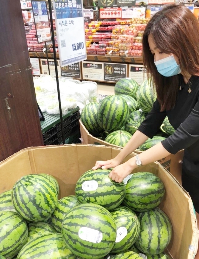 고객이 '갓 수확한 그대로 씨적은 수박'을 살펴보고 있다. (사진=롯데마트)