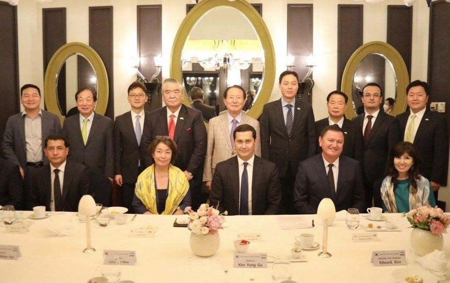 가니예브 슈크라트 페르가나 주지사(아랫줄 왼쪽 둘째)는 지난달 9일 한국을 방문해 정부, 기업 관계자들과 만나 협력 방안을 논의했다. (사진=페르가나주(州) 페이스북)