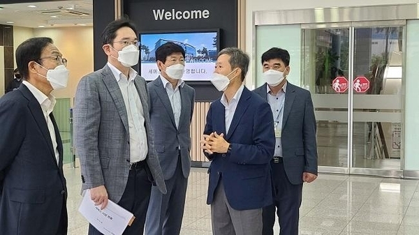 이재용 삼성전자 부회장이 지난 6월 30일 세메스 천안사업장을 찾아 사업장을 살펴보는 모습. (사진=삼성전자)