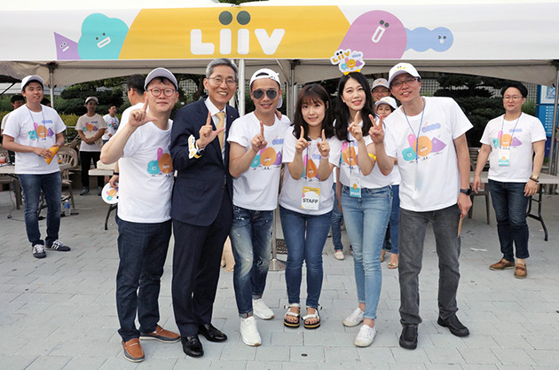지난 2016년 7월 KB국민은행장 시절 생활금융플랫폼 'Liiv(리브)' 출시 기념 행사에 참석한 윤종규 KB금융지주 회장(왼쪽 둘째). (사진=KB금융그룹)