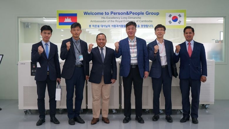 사람과사람들 경영진은 최근 롱 디망쉐 주한캄보디아 대사와 만나 투자 논의를 했다. (사진=롱 디망쉐 대사 페이스북)