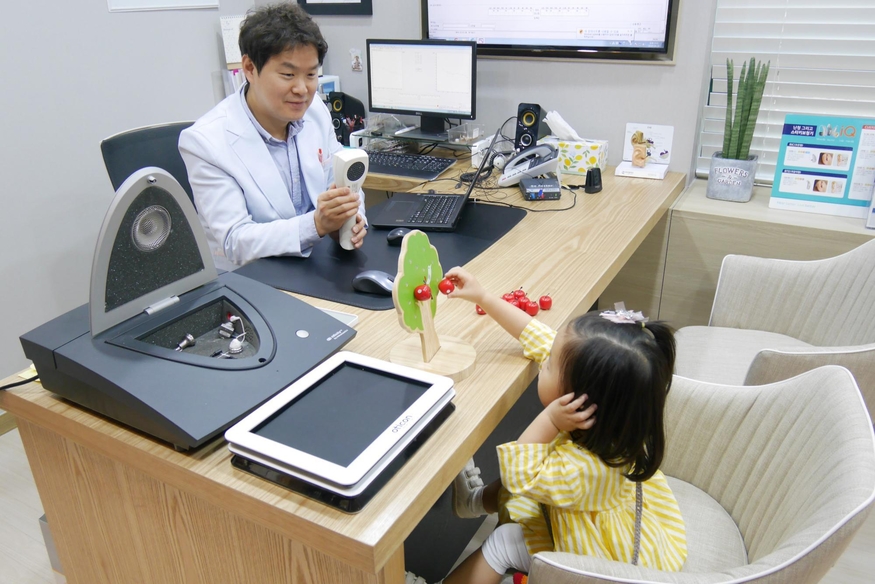 김광재 히어링허브 청능사가 어린이 고객을 상대로 보청기검사를 진행하고 있다.